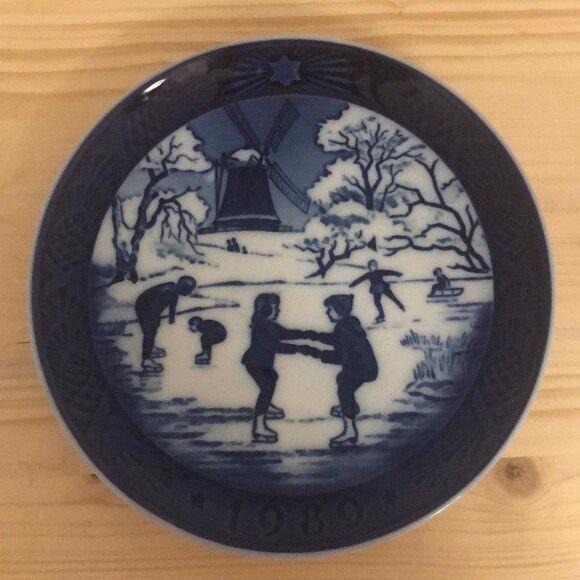 Royal Copenhagen, Christmas plate. 1989. The old skating pond.‎ EUC - Picture 1 of 2